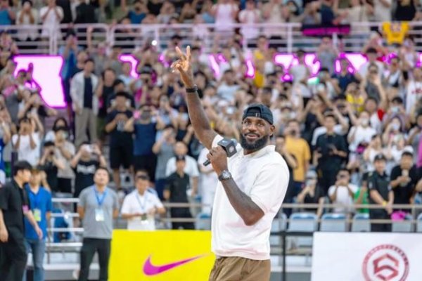 股票配资代码 上交女篮球员：跟詹姆斯握手时我感受到了他的手上有很多茧子